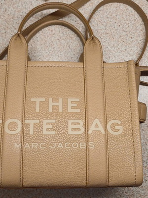 Μικρή δερμάτινη τσάντα tote Marc Jacobs, μπεζ