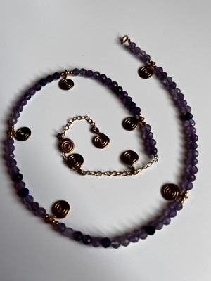 Κόσμημα με αμέθυστο και λάπις λάζουλι, ορείχαλκο και επιχρυσωμένο ασήμι, ντελικάτο