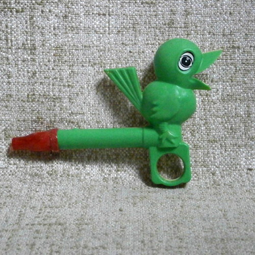 Singing bird whistles new, pack of 7 plastic vintage birds