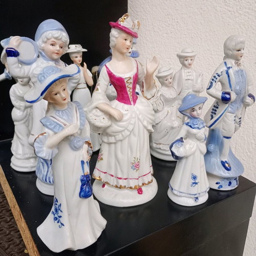 11 gilded decorative figurines, pack