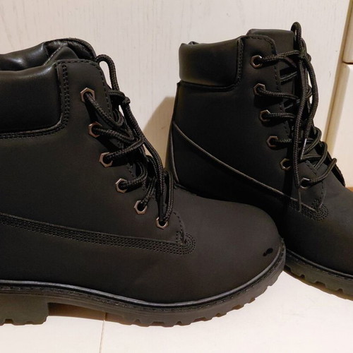 Boots new size 38 black with laces