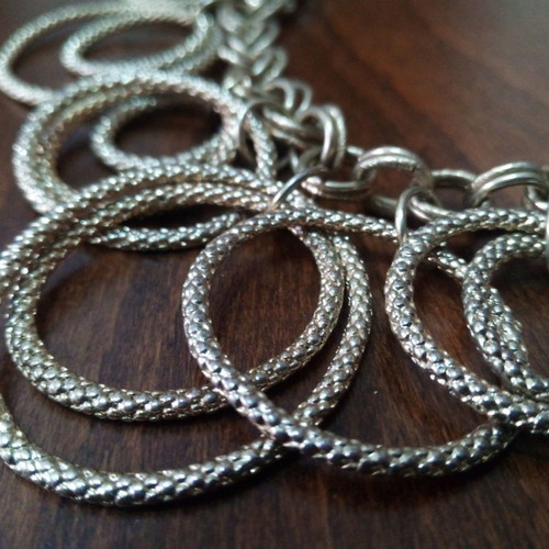 Necklace of hammered rings used, gold color, 2000 Y2K style