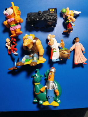 Kinder εκπληξη παιχνιδάκια φιγούρες πακέτο