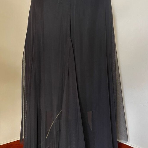 Tulle skirt large tailor-made like new, black with tongues and lining