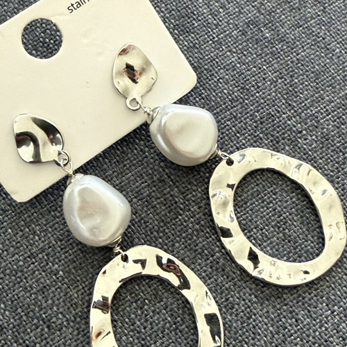 Stainless steel earrings new with pearls