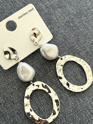 Stainless steel earrings new with pearls