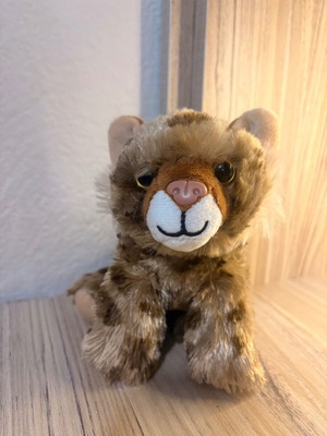 Plush lynx toy
