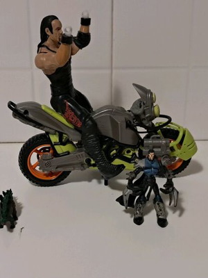 Figures in very good condition