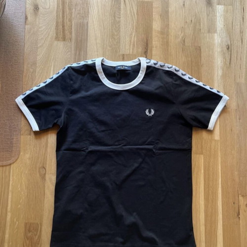 Fred Perry t-shirt like new, sizes S-M-L, black and white