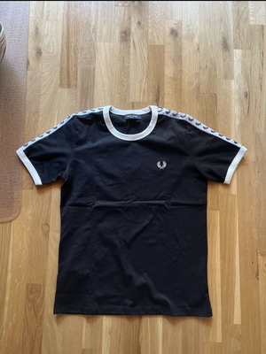 Fred Perry t-shirt like new, sizes S-M-L, black and white