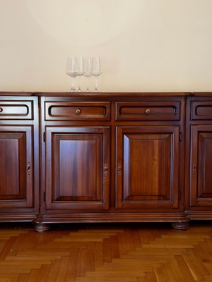 Μπουφές Kourtis σαν καινούργιος από μασίφ καρυδιά 1996