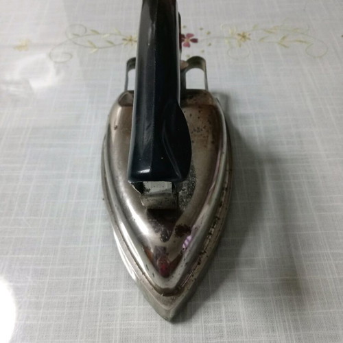 Electric iron from 60s-70s used, cordless