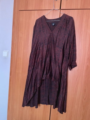 Σατέν ασύμμετρη μπλούζα Nü Denmark σαν καινούργιο, κόκκινη και μαύρη, μέγεθος S