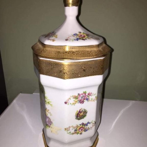 Porcelain Vase with Beautiful Design for Decoration and Storage