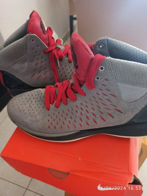 Nike basketball sneakers like new, grey