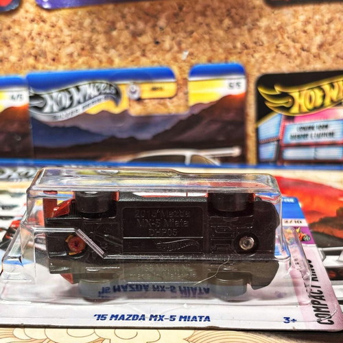 Hot Wheels '15 Mazda MX-5 Miata toy car