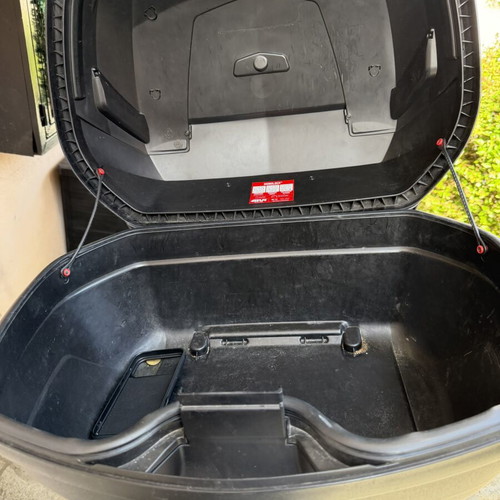 Motorcycle top case 45 liters like new with base