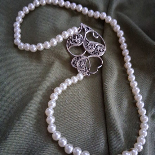 Vintage Atelier necklace like new, white and silver