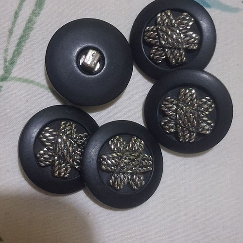 Black buttons with silver detail, pack of 5