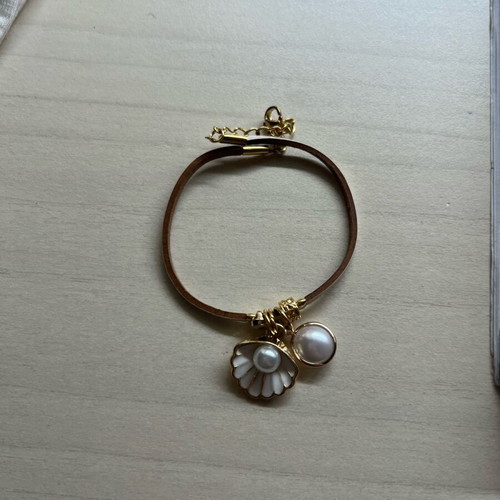 Bracelet like new with beautiful charms, white and gold