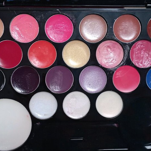 Essence lipstick pallet used