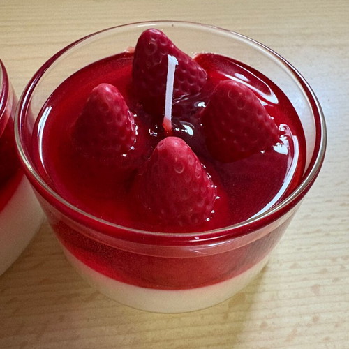 Handmade candle "Panacota" new with strawberry scent made of soy
