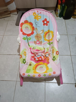 Fisher-Price Infant-to-Toddler Rocker παιδικό ριλάξ με ροζ σκελετό και πολύχρωμο κάλυμμα με λουλούδια