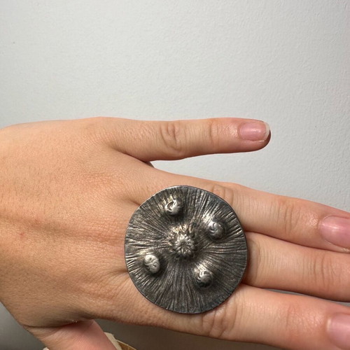 Steel ring used with 3D decorative details
