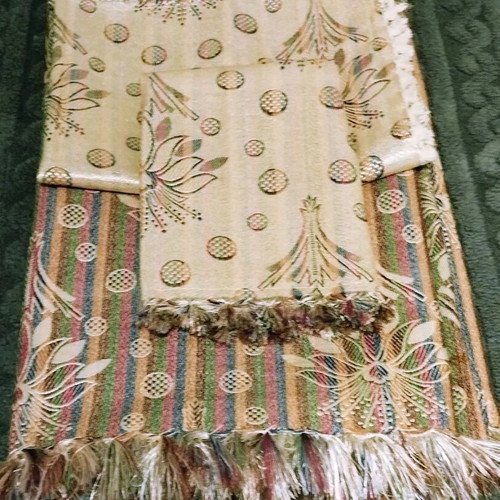 Throw with silk thread and fringes like new, vintage set with pillowcases