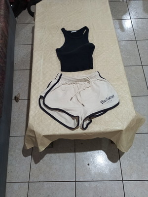Αθλητικό σετ ρούχων Bershka μαύρο ριμπ τοπ XS και λευκό σορτσάκι XS σαν καινούργιο