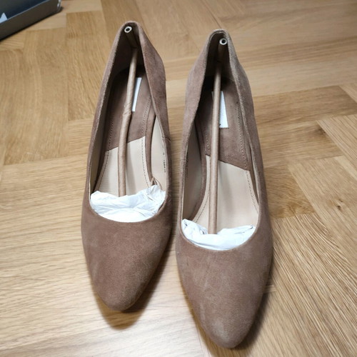 H&M premium suede pumps like new, sand beige, size 42