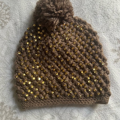 Women's knit cap like new with rhinestones brown
