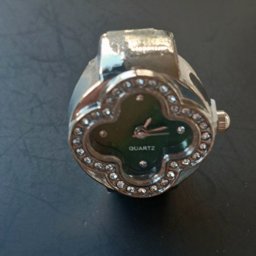 Quartz four-leaf clover ring watch with crystals, silver bracelet, green dial like new