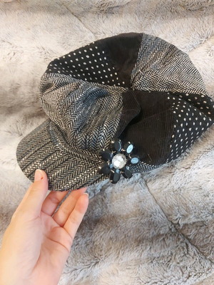 Beret hat black gray like new with flower pin