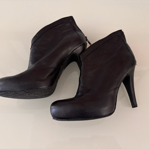 Black leather ankle booties size 38 with stiletto heel like new