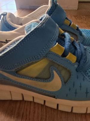 Nike kids athletic shoes used, size 33, turquoise and white