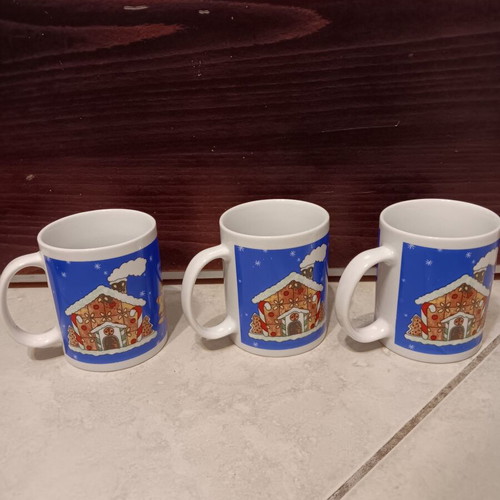 Set of 3 Christmas mugs like new