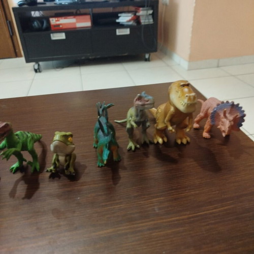 Dinosaur collection with large roaring figure