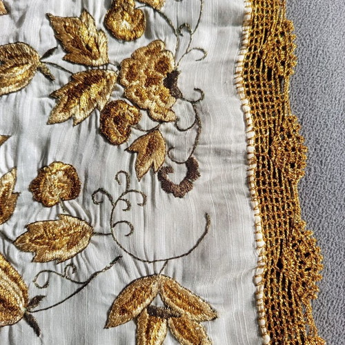 Set of 3 vintage gold-embroidered linens like new