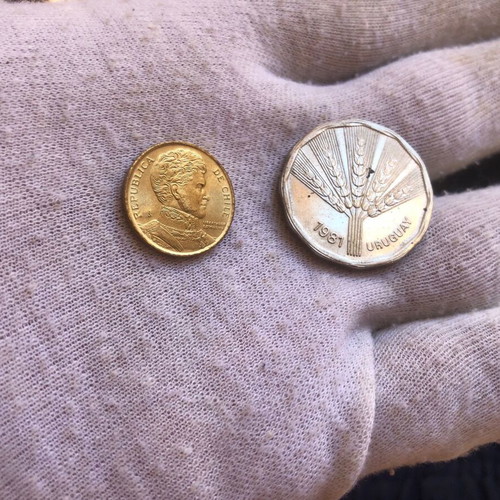 Set of 2 Pesos coins Chile 1990 and Uruguay 1981 like new