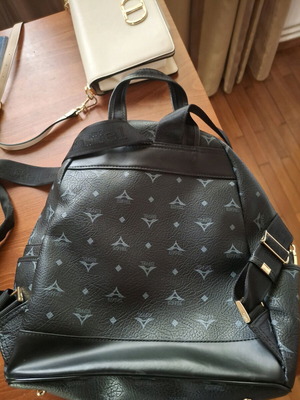 La tour de Eiffel large backpack like new, black