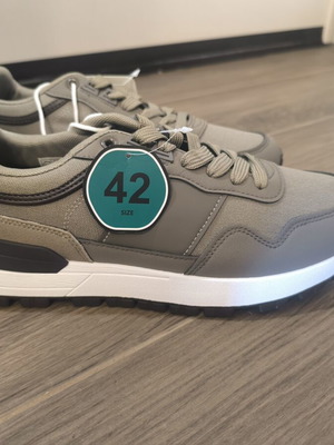 Men's Casual Sneakers size 42 new, beige