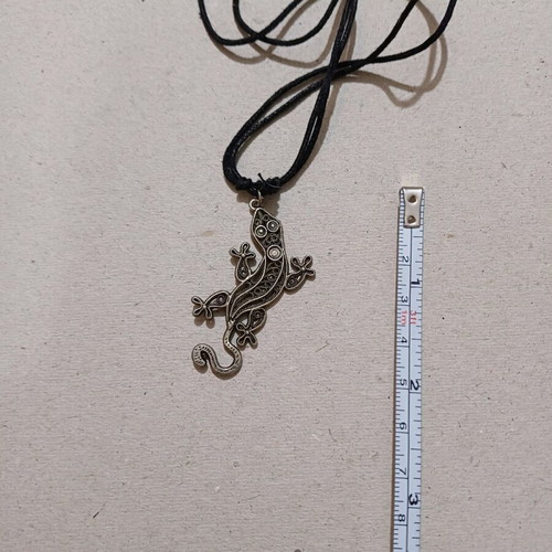 Necklace with metal lizard like new