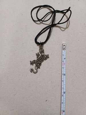 Necklace with metal lizard like new