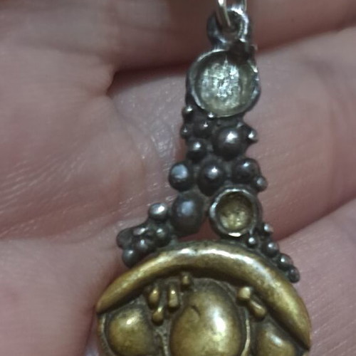 Vintage metallic pendant used, missing 2 stones