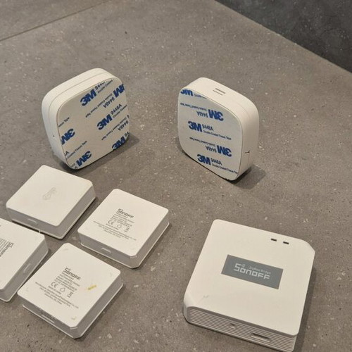 Sonoff IoT Temp and Humidity Set like new with hub and 6 sensors