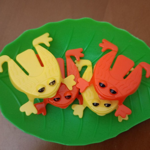 Jumping Frogs Kids Game with Green Leaf like new
