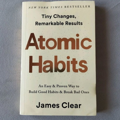 Atomic Habits book by James Clear, English