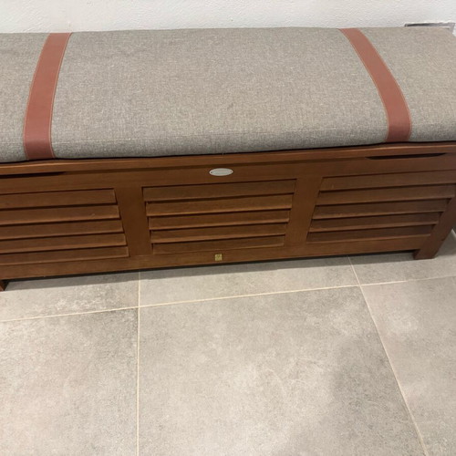 Outdoor storage chest like new with cushion and storage space