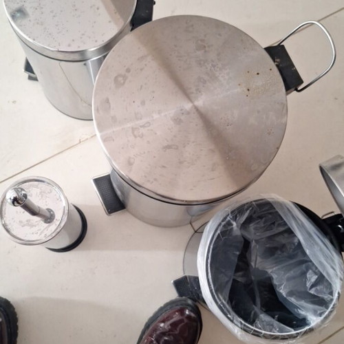 Set of bins and toilet brush like new